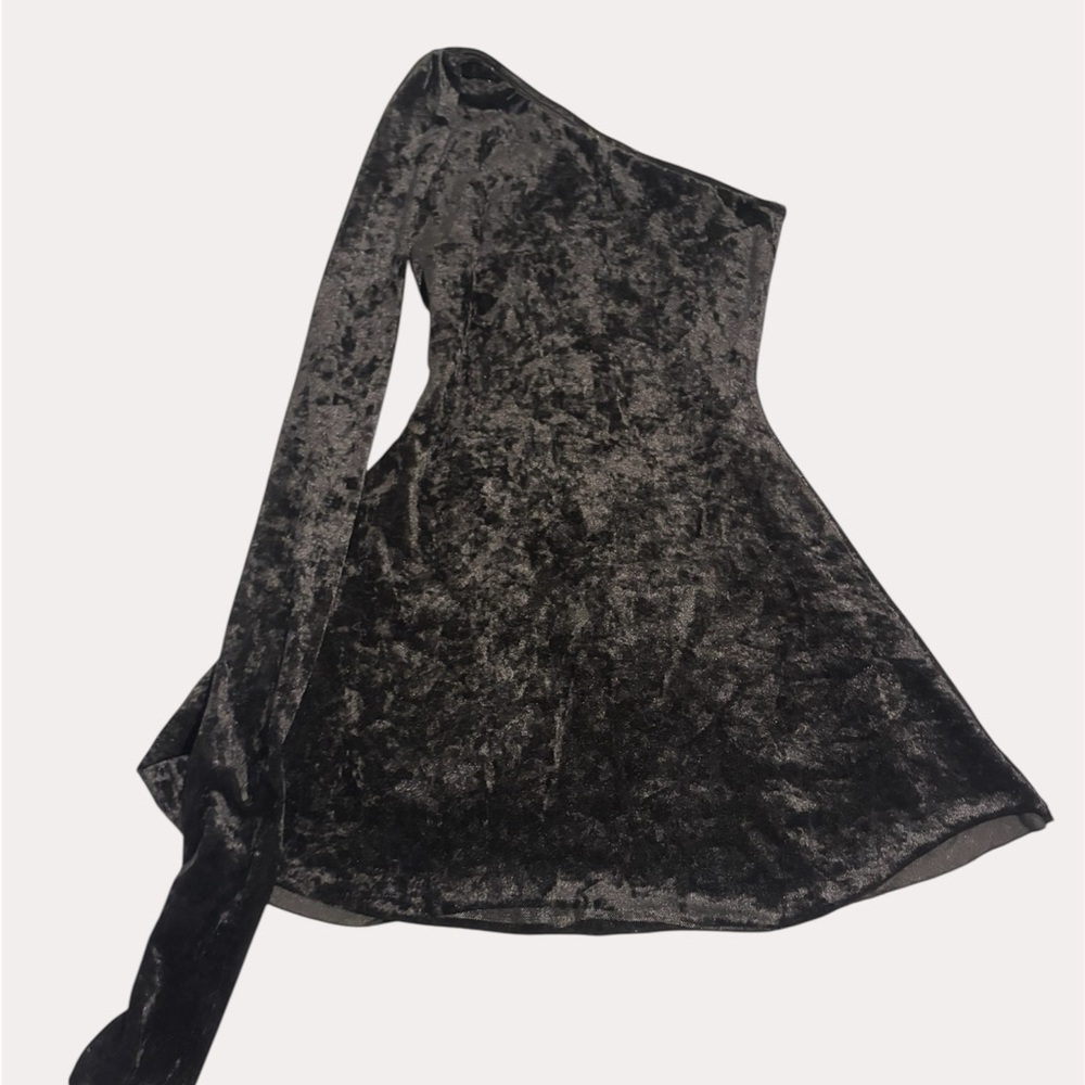 Elegant Black Velvet One-Shoulder Dress